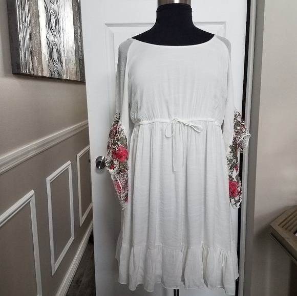 Avenue Dresses & Skirts - New Avenue White Floral Butterfly Sleeves